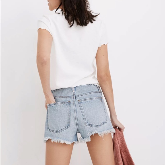 Madewell Relaxed Denim Shorts in Cedarcroft Wash - Picture 4 of 14